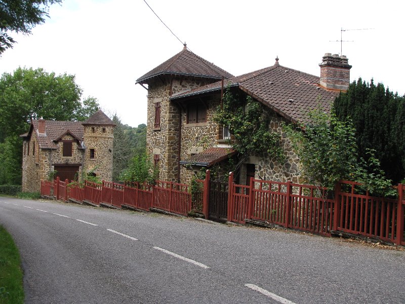 creuse_huis bij la boucle du pin.jpg - Dit huis bij La boucle du pin heb ik maar even op de foto gezet. Het lijkt wel een huisje uit de Efteling.